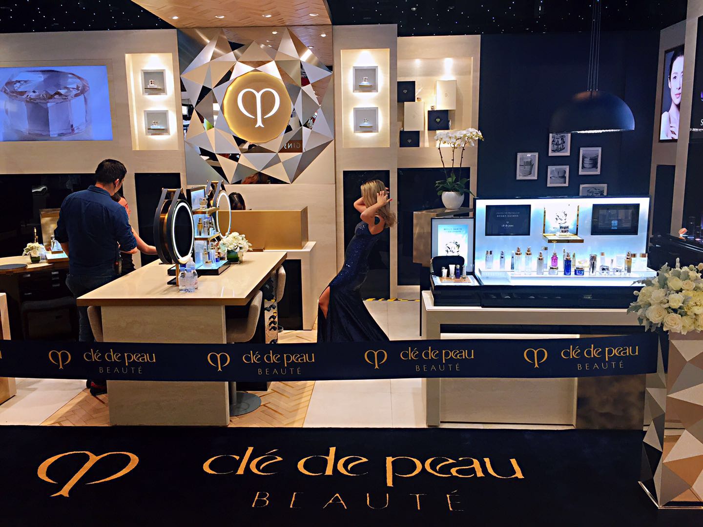 奢美密钥至臻尊耀CPB肌肤之钥璀璨亮相成都伊势丹