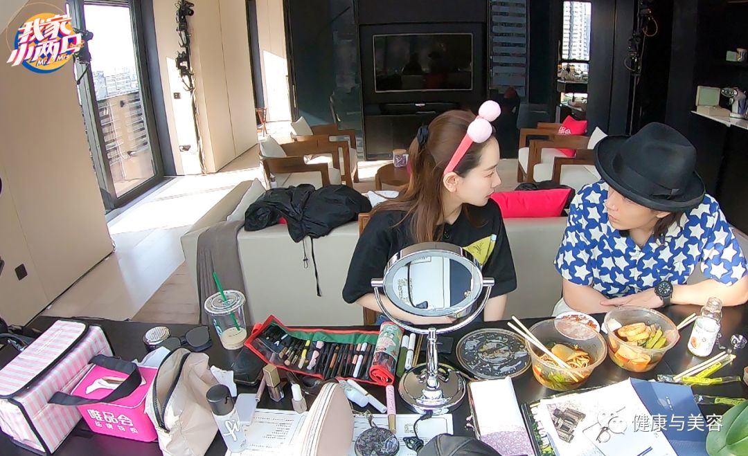 戚薇拍头发消面部水肿,戚薇刮痧的视频