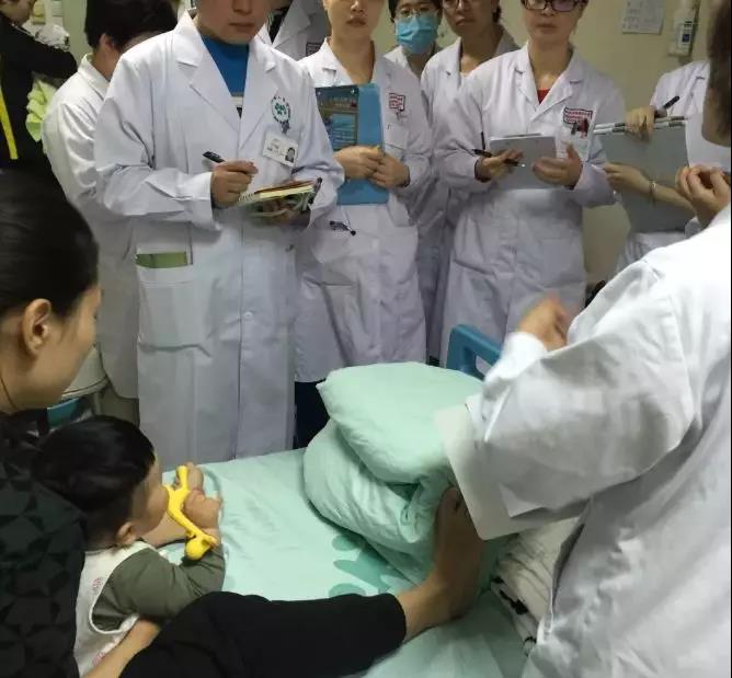 孩子感冒输液两天还是高烧不退,孩子病毒感冒高烧不退要输液吗