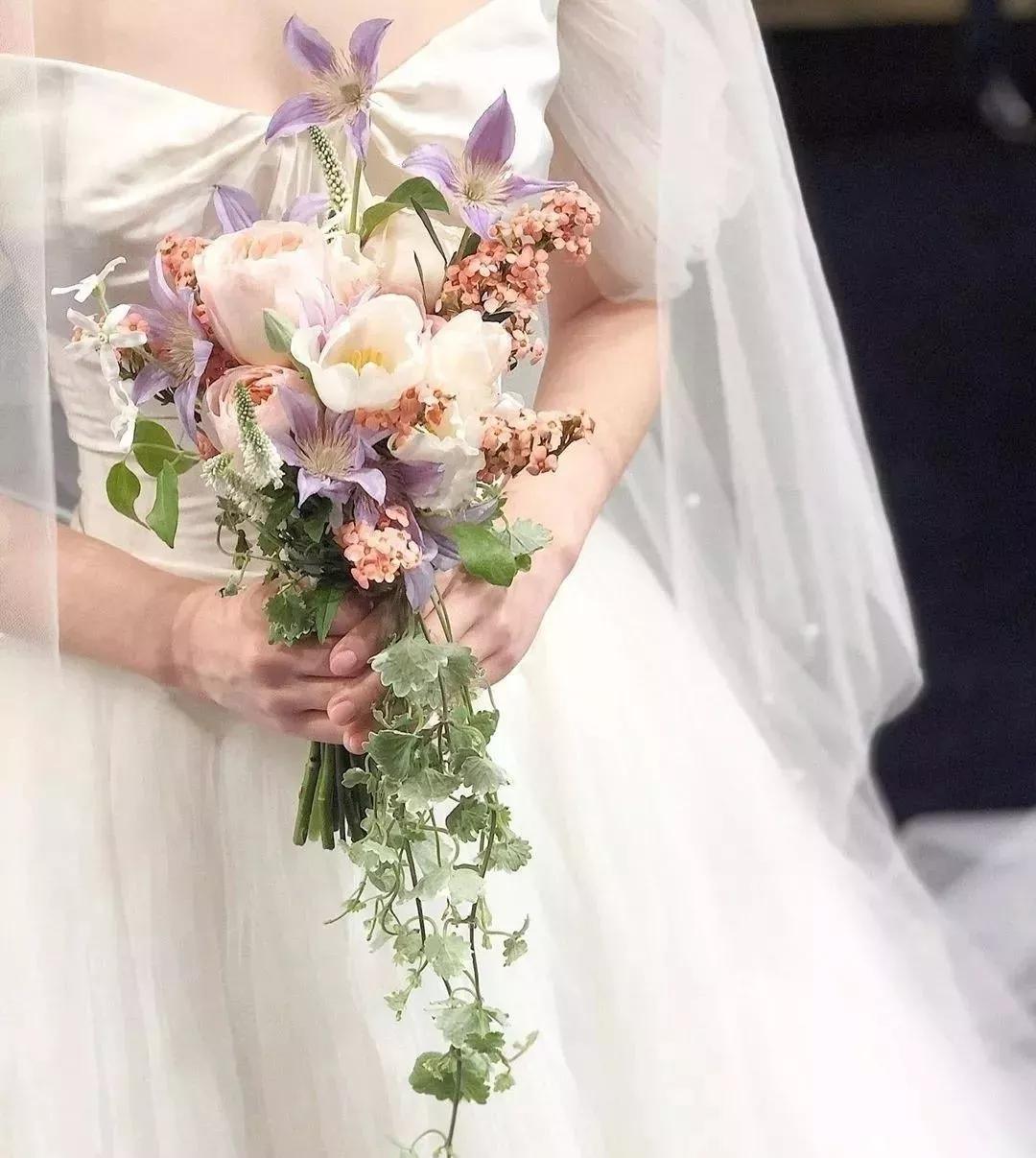 花要不要经常换水,花材正确处理方式及日常养护