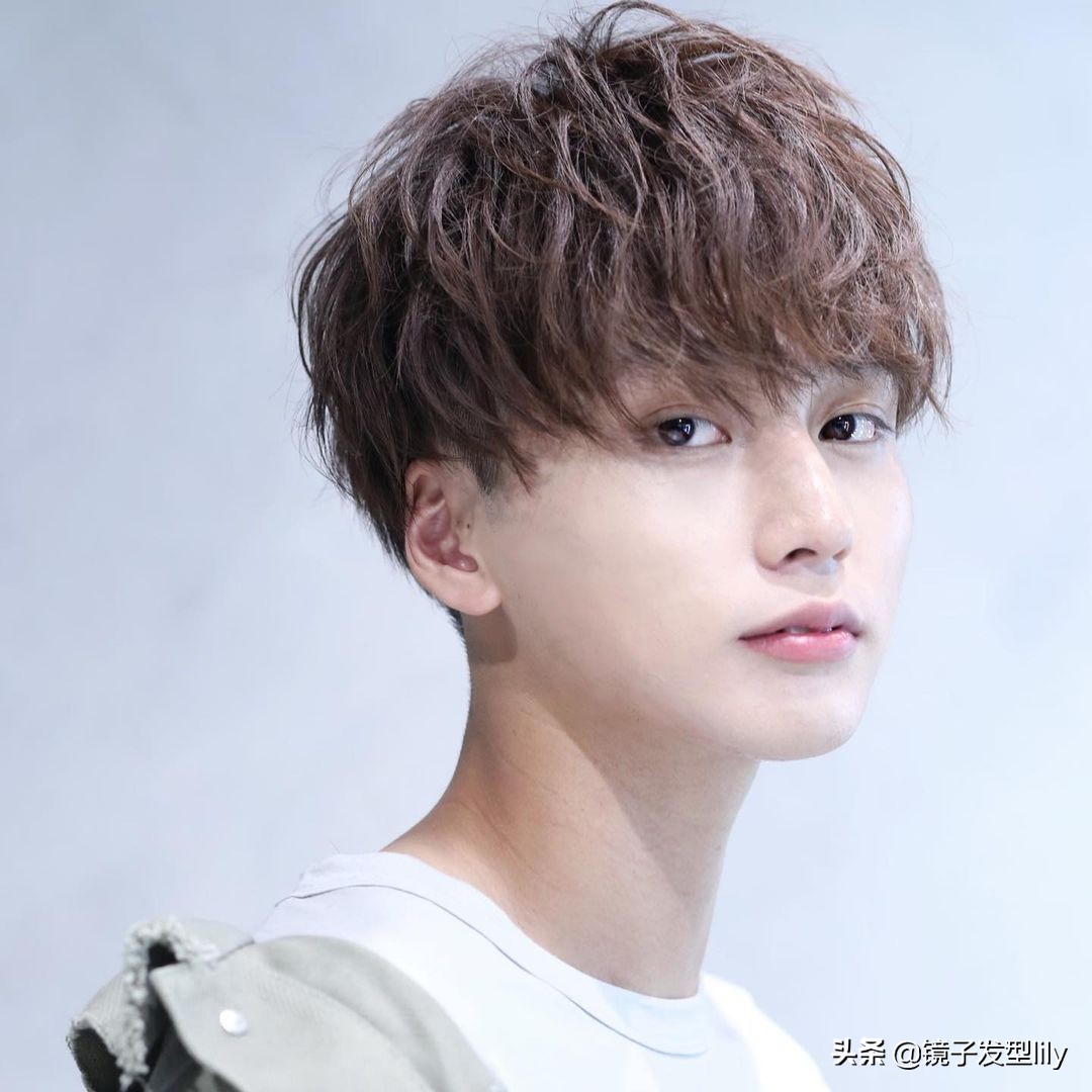 不过时的男士背头发型,男士一定要尝试的发型韩式背头