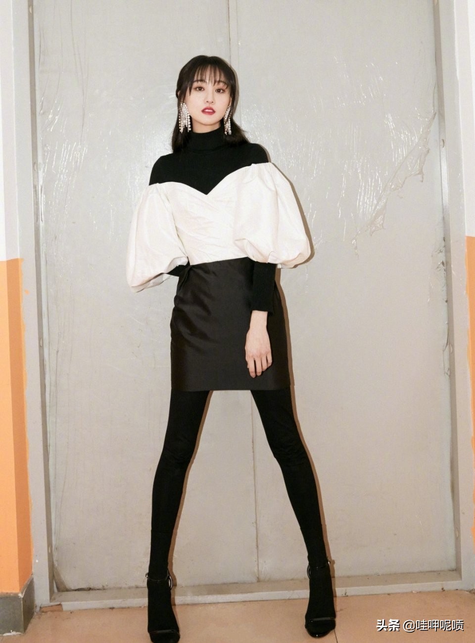 郑爽化身“暗黑萝莉”，黑色羽毛短裙配渔网袜，酷炫造型性感迷人
