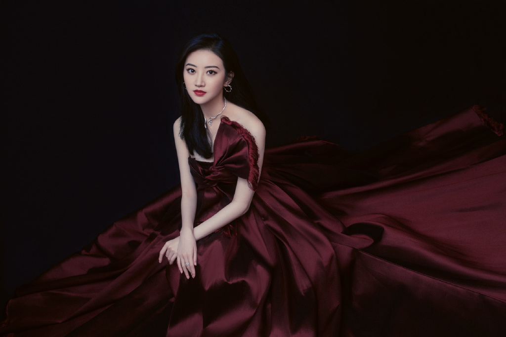 她直播自曝微整形，今穿T恤配大红色轻纱裙，衬得人肤白如雪