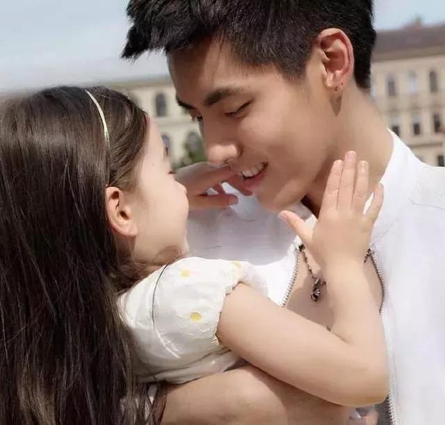 接触吴亦凡现状:一个人住在六平方米的单间里,瘫倒在地睡着了