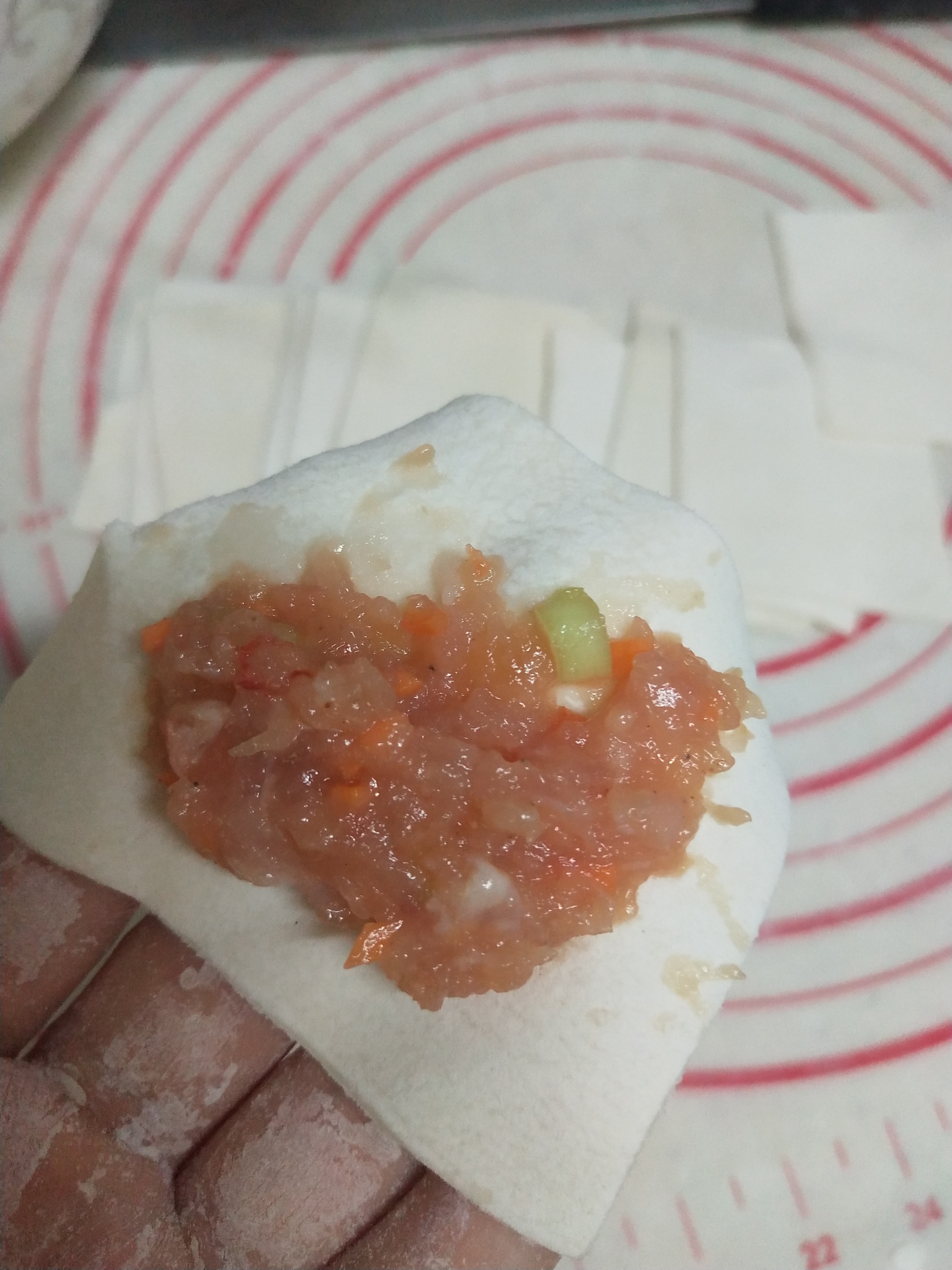 馄饨馅怎么调制又鲜又嫩不发酸,馄饨馅儿怎么调鲜嫩不柴