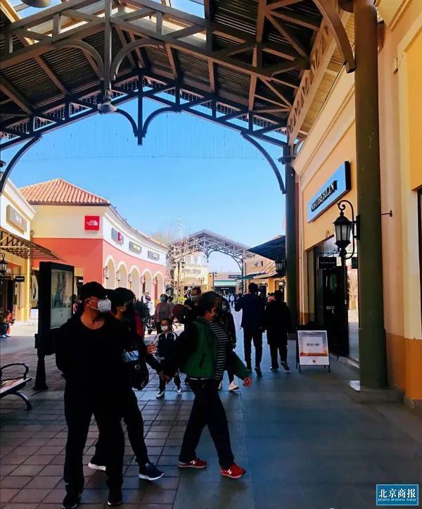 奢侈品牌“放血”吸客，奥莱恢复客流还需几时？