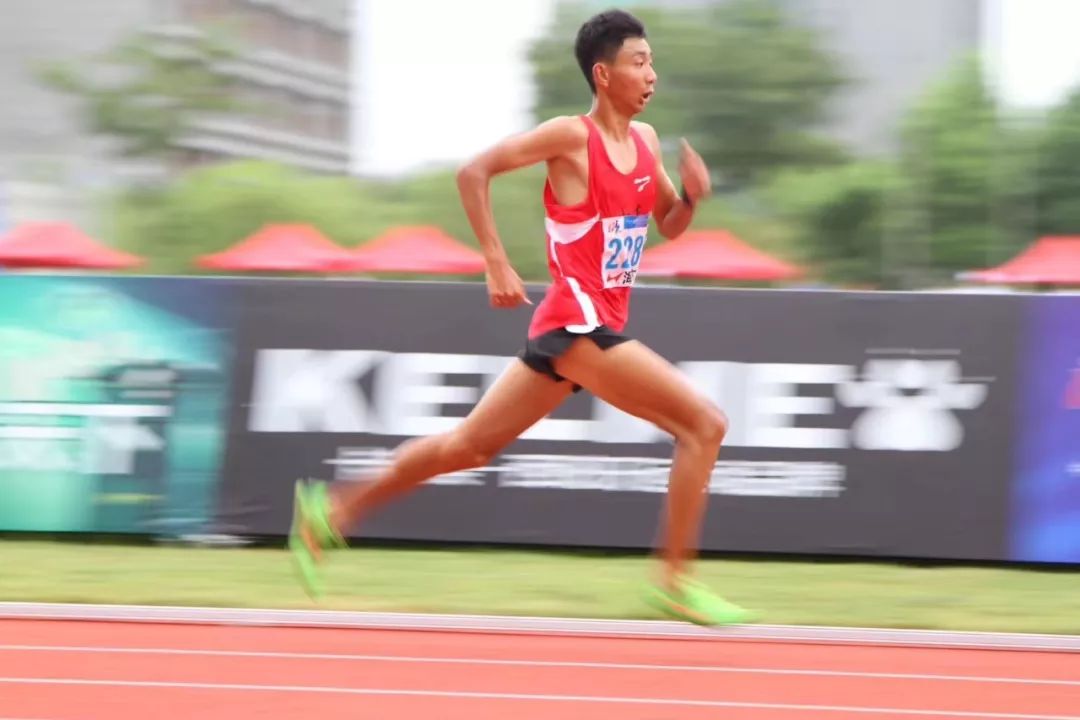 20岁小将王东辉半程“飚出”65分50秒，恩师郑凯谈中长跑基础训练