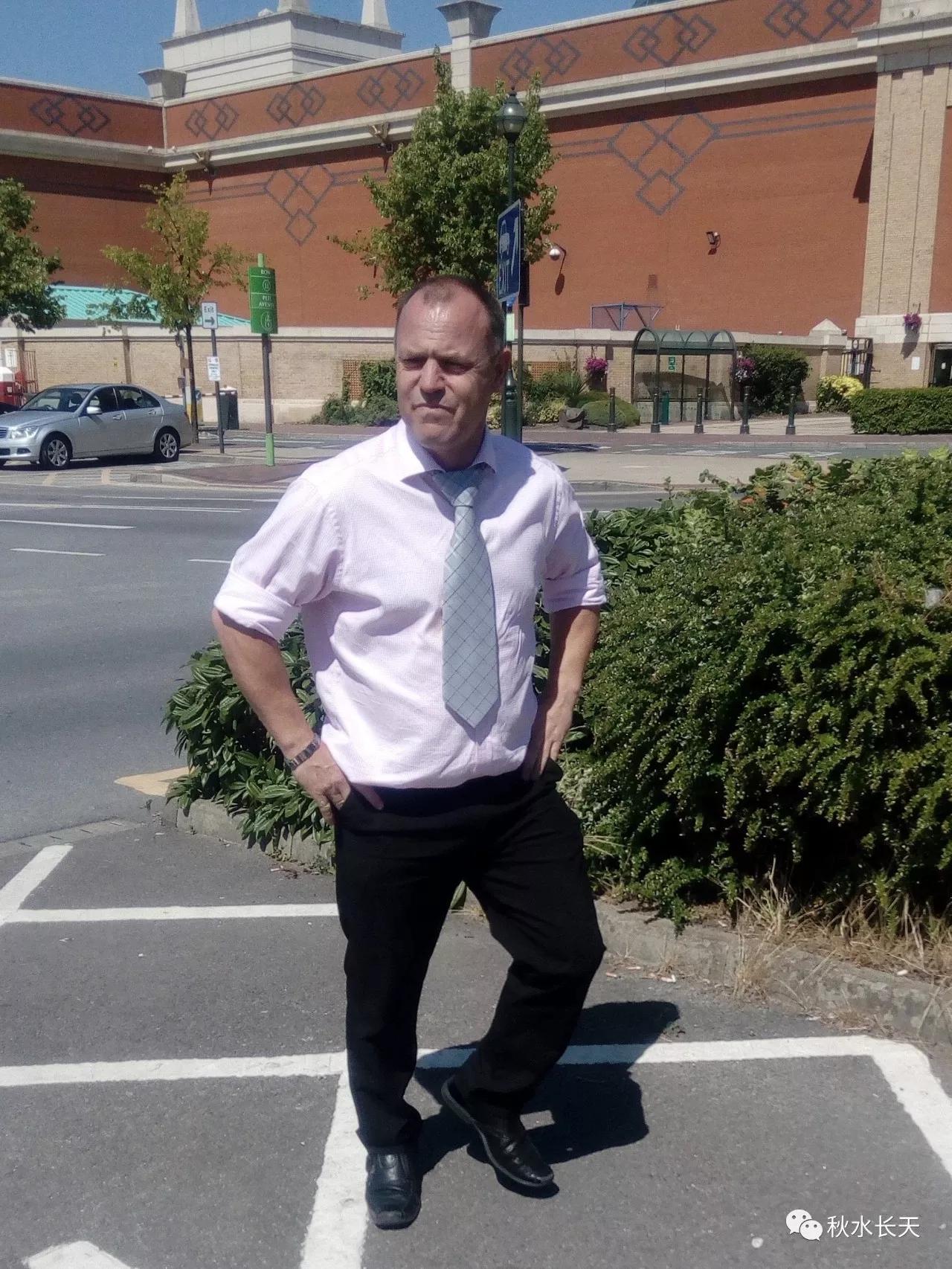 吉米，一位英国开旅游大巴的司机，坐他的车，快乐无比