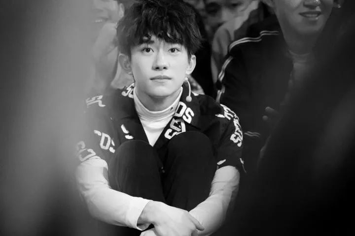 易烊千玺从小鲜肉到晋升影帝,易烊千玺的流量惊呆老前辈