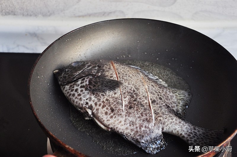 炖鱼只需1种调料鱼肉鲜嫩解馋,炖鱼不放什么调料最好吃