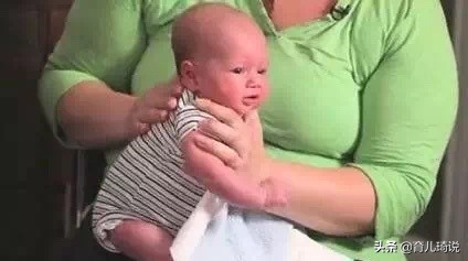 宝宝有胀气怎么拍嗝最有效,宝宝胀气后如何快速拍嗝