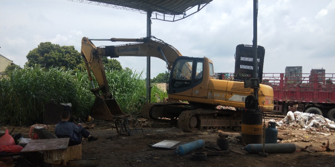 挖机小臂工作掉转速严重怎么回事,柳工挖机小臂掉臂严重