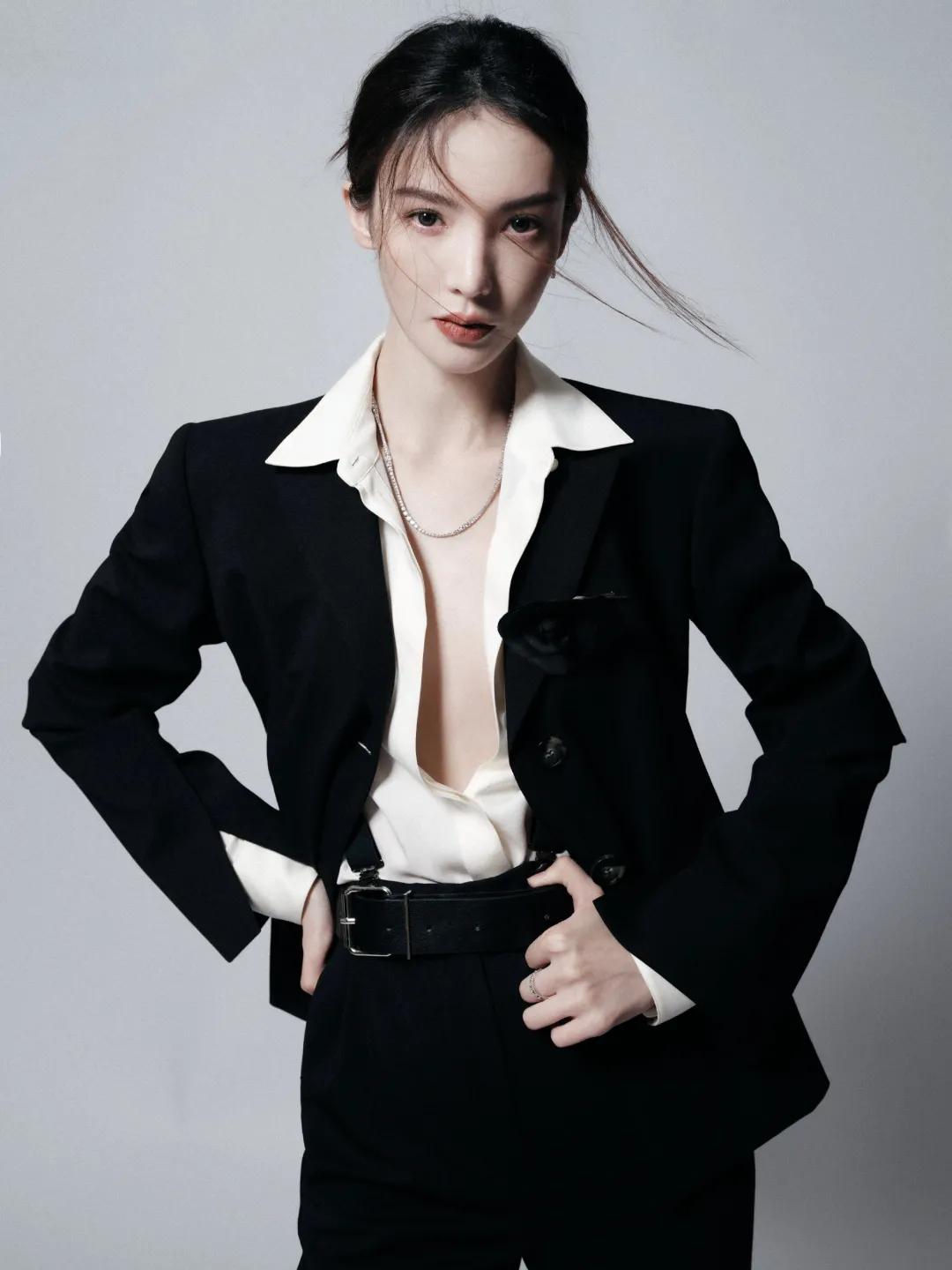 何穗冬天穿衣搭配技巧 (何穗的日常穿搭简单大方又有气质)