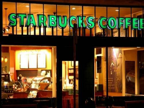 仅开11间餐厅就能在香港股票上市;农夫山泉母公司跨界推出喷雾