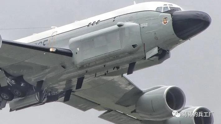 美国空军rc-135起飞,rc135s导弹侦察机背部鼓包