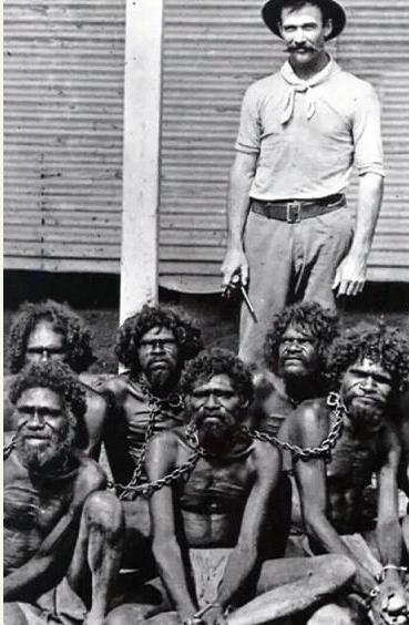 五张历史照片,秤杆上是奴隶妇女在挣扎,铁链锁住被贩卖的土著人