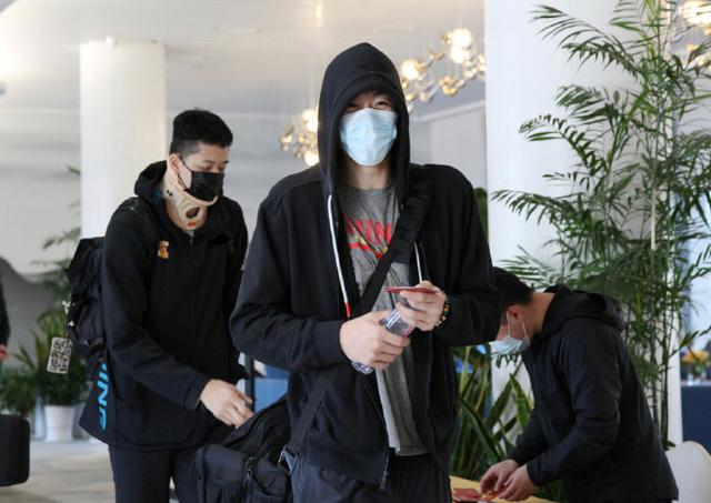 辽篮小前锋张镇麟抢赵继伟捧花,辽宁对广厦赵继伟张镇麟