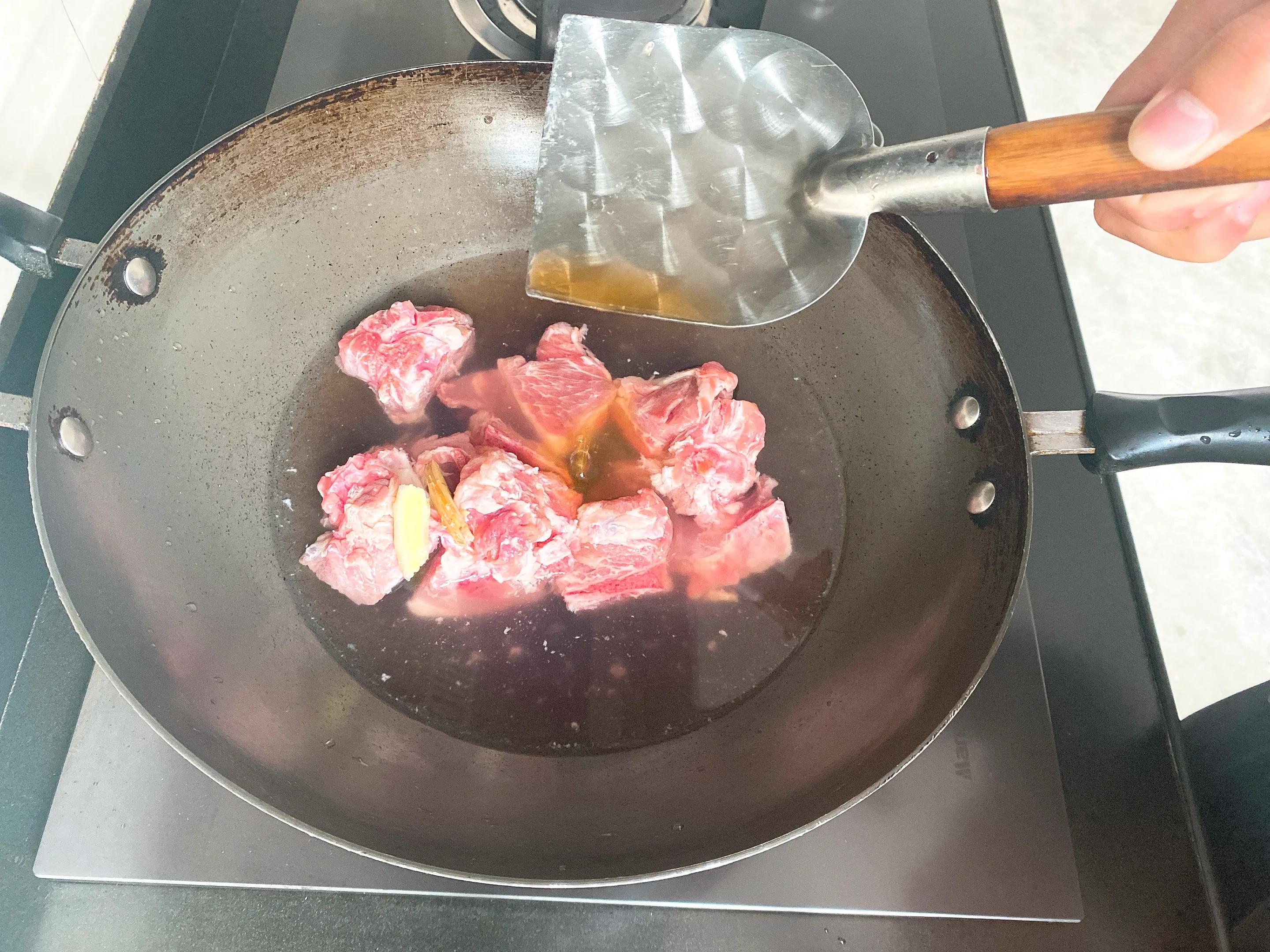 玉米排骨莲藕汤放多少排骨,玉米莲藕排骨汤先放什么