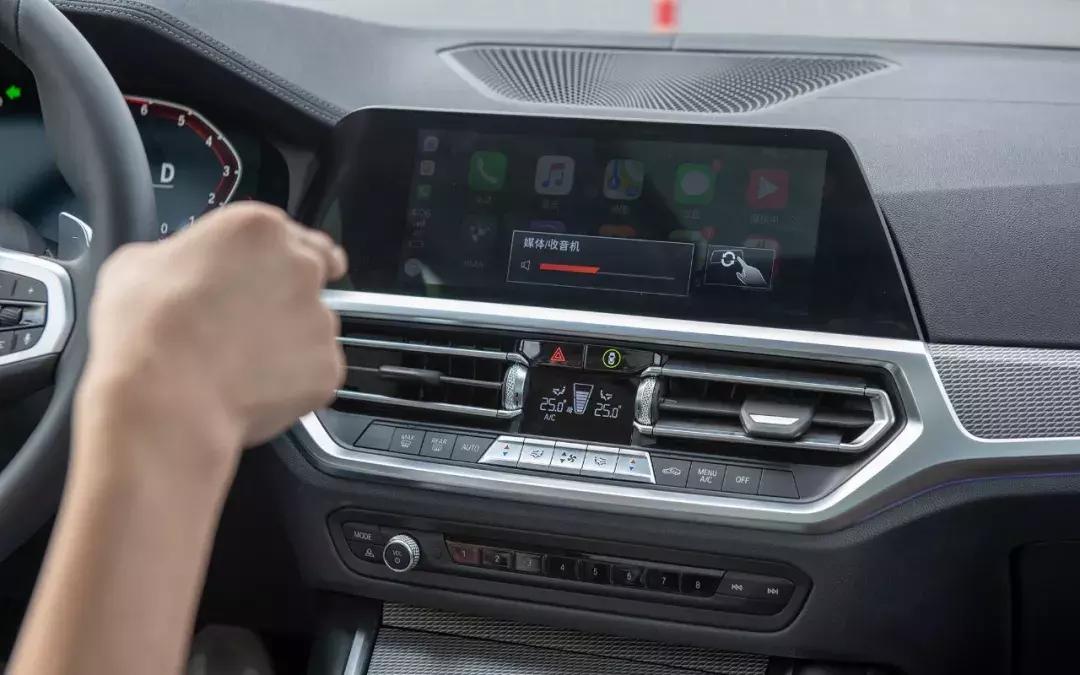 2022款宝马新3系325lim运动套装,宝马新3系320和325哪个更值得买