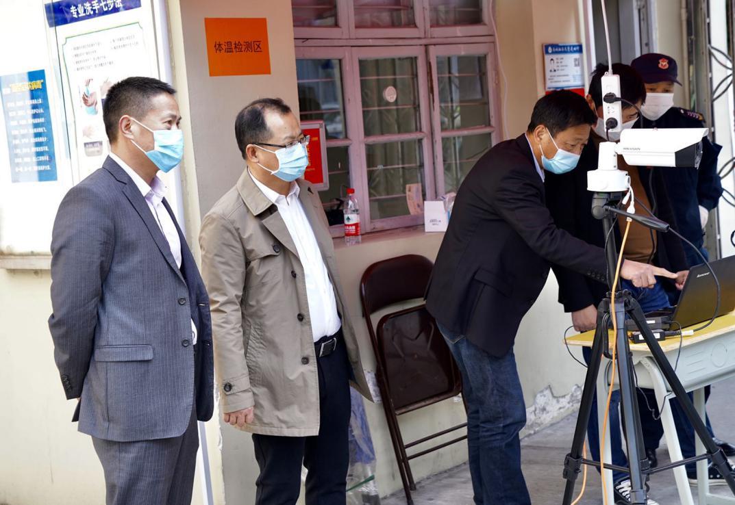 永嘉县楠江中学*党**员董晓燕演唱“永不缺席”，向抗疫英雄致敬