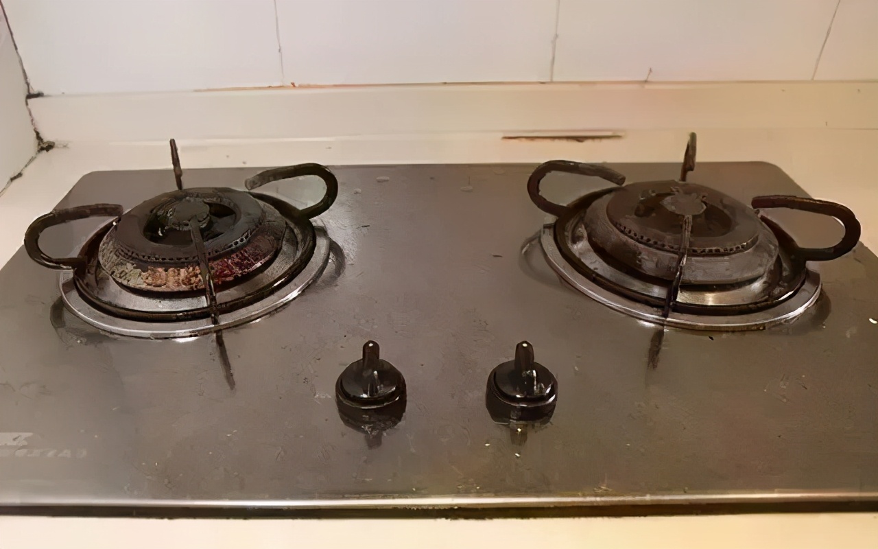 灶台油垢太脏难清洁,灶台油污太重粘一起怎么解决