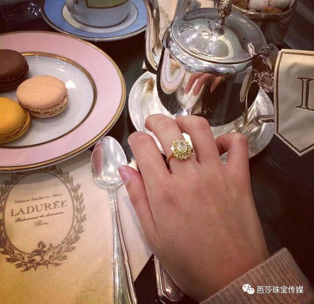 2021流行色亮丽黄太难穿？一件珠宝让你时髦一整年