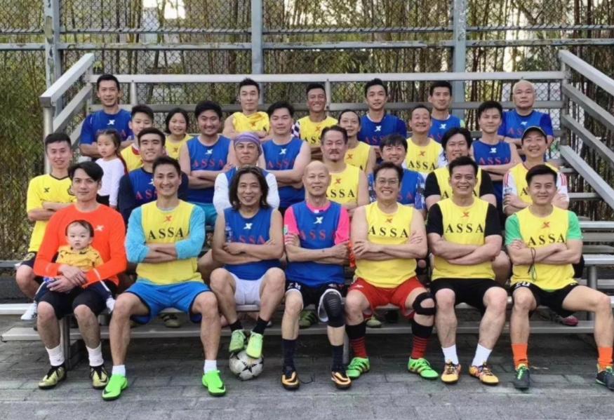 一众港星冒雨踢足球，吴岱融萧正楠浑身湿透，卢惠光父子罕见露面