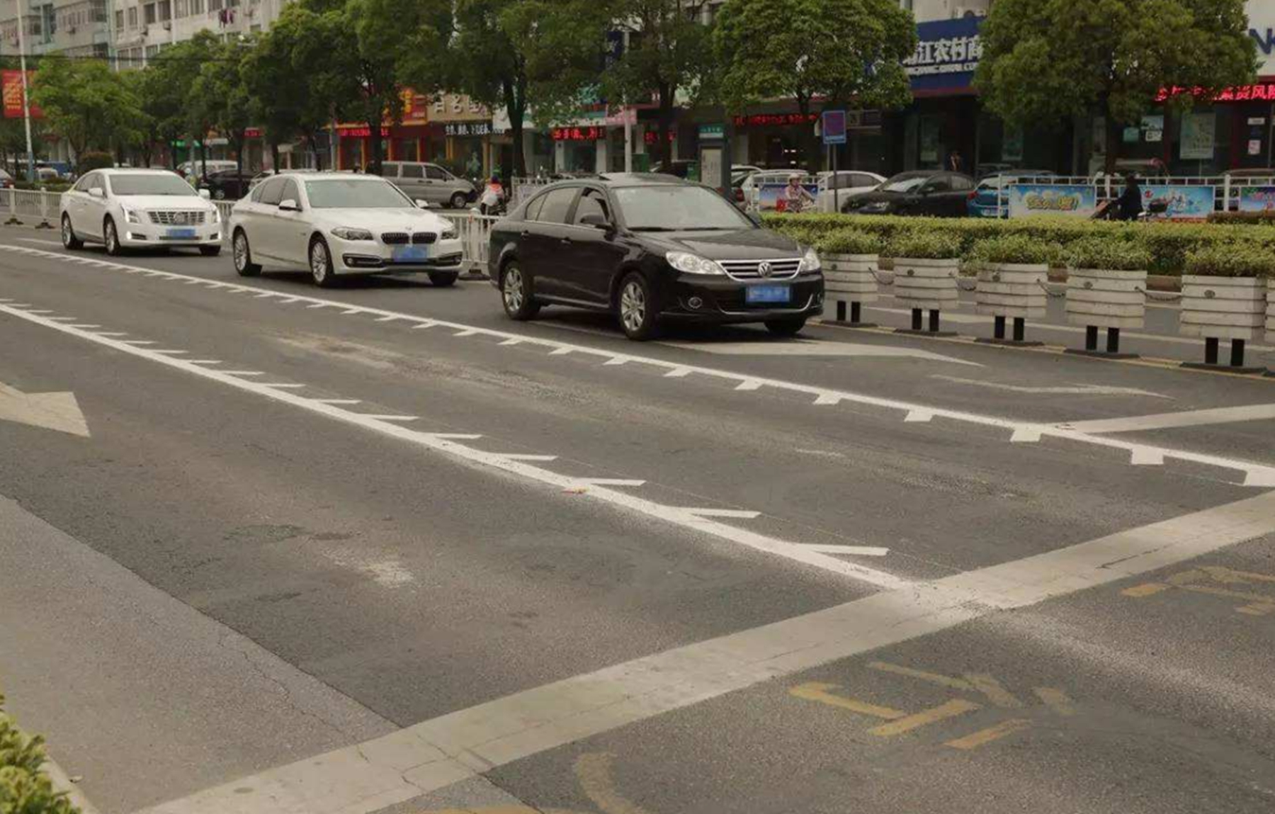 所有车道都是锯齿车道什么意思,有锯齿车道是什么意思