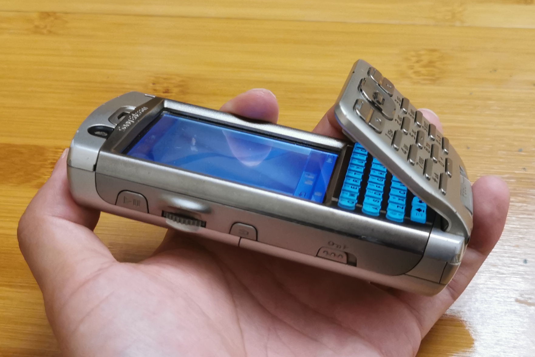 经典手机索尼爱立信p990i,爱立信p990i