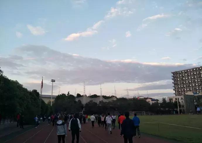 成体，一所靠“抓小偷”牢牢锁死热搜的学校