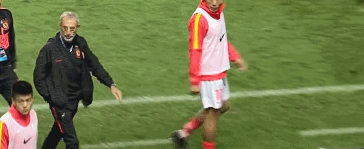 恒大卡纳瓦罗暴怒视频,广州恒大火爆内讧两年轻球员互殴