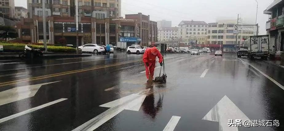 向坚守岗位的一线工人致敬,向坚守在户外的劳动者致敬