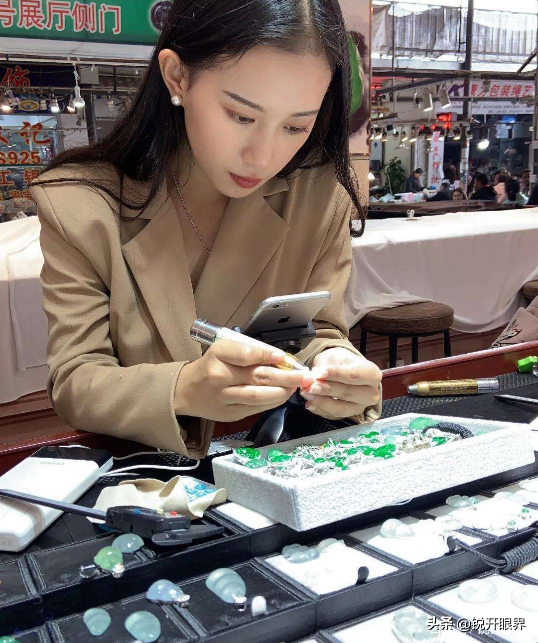 直播的翡翠怎么那么便宜是真的吗,直播间便宜的翡翠是什么材质