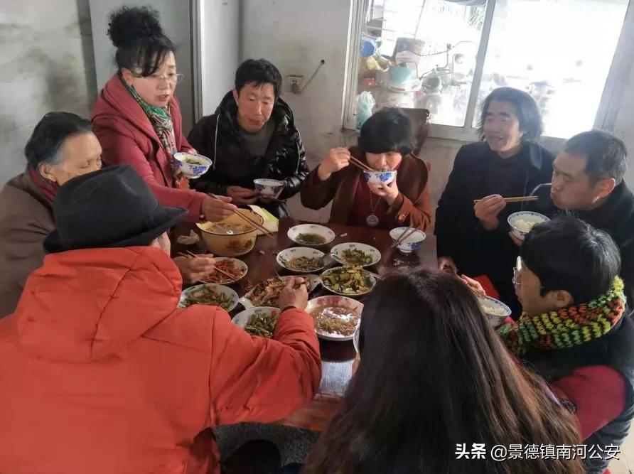 景德镇这个村里，来了一群背画夹的人