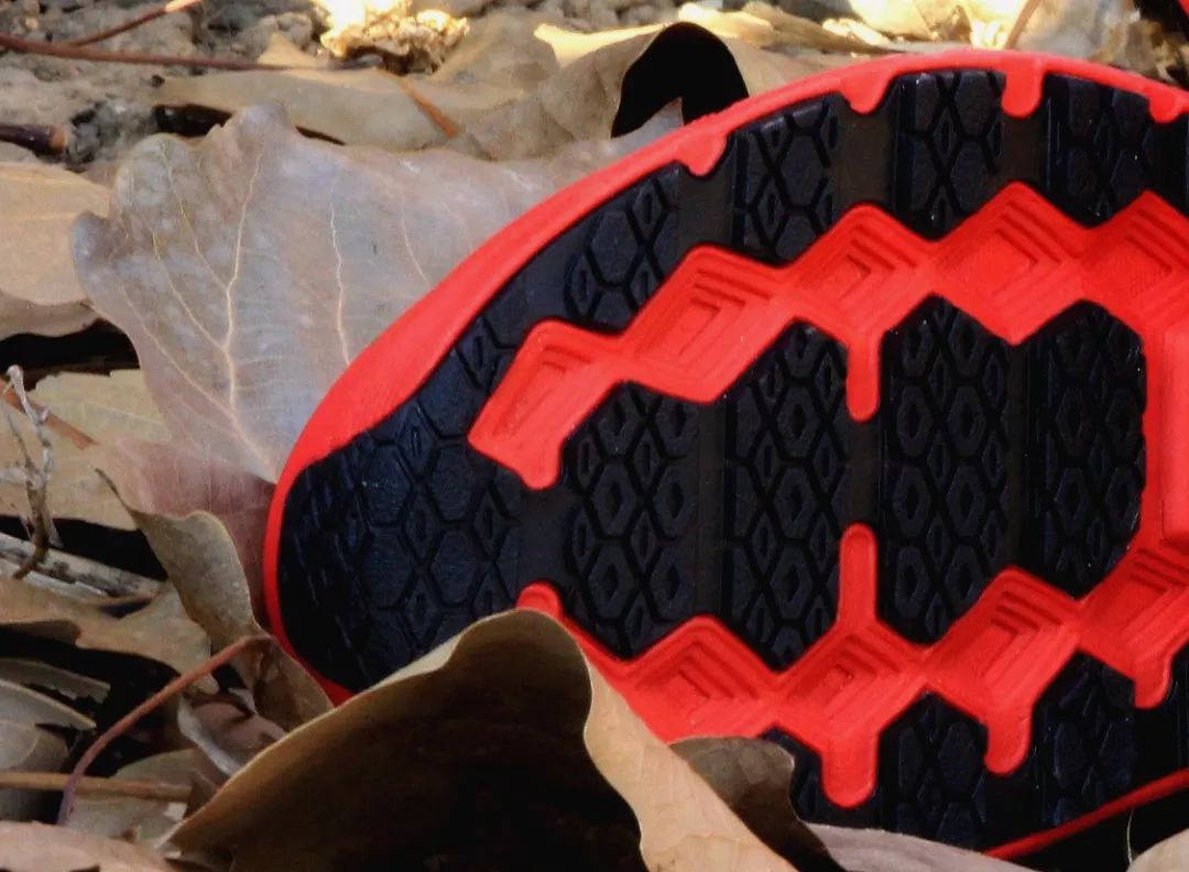 长距离跑步首选,为你的跑步增色:R2赤道LSD跑鞋评测