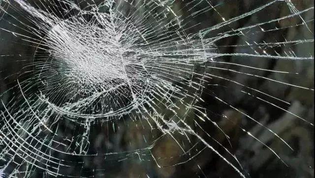 网红玻璃桥悬崖秋千,网红旅游打卡玻璃滑道