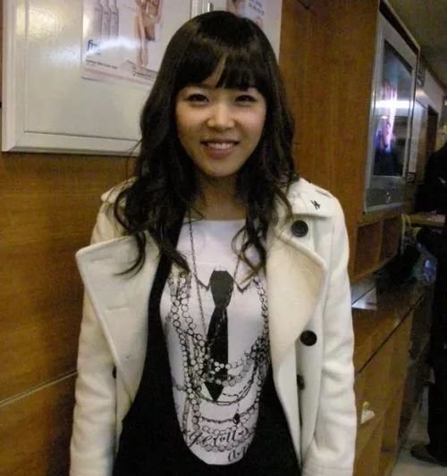 天后因队友吸du人气暴跌，公开承认整形却成蛇精下巴，瘦到脱相