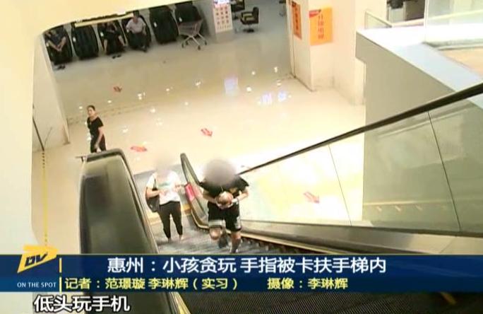小孩子手被超市扶梯卡,小孩坐手扶梯被夹