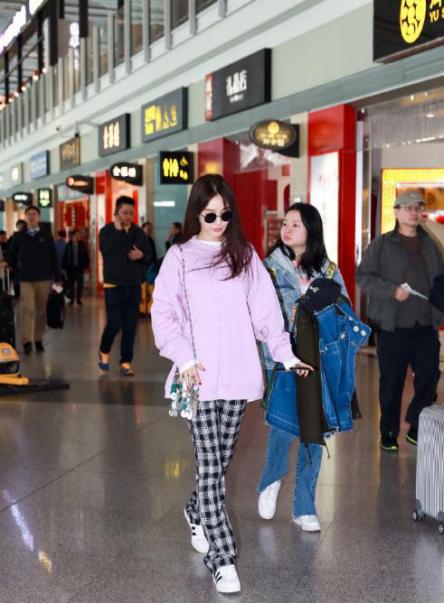 李菲儿穿衣随性，裹身款上衣显出好身材，配牛仔裤不系腰带也不掉