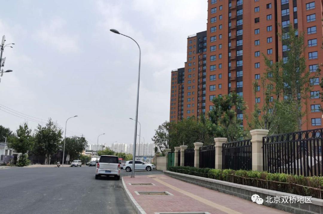 经过高档别墅区特别规划两处停车场白鹿司北街整治工程接近尾声