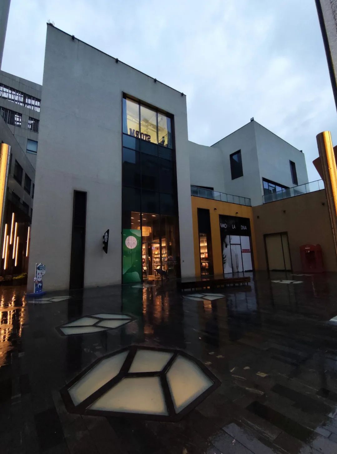 一家面临倒闭的书店,一家书店引发惊天血案