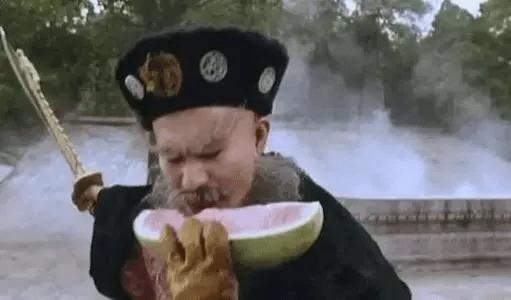 他被誉为“风月片”教父，拦截训练中的女兵，直言：我们结婚吧