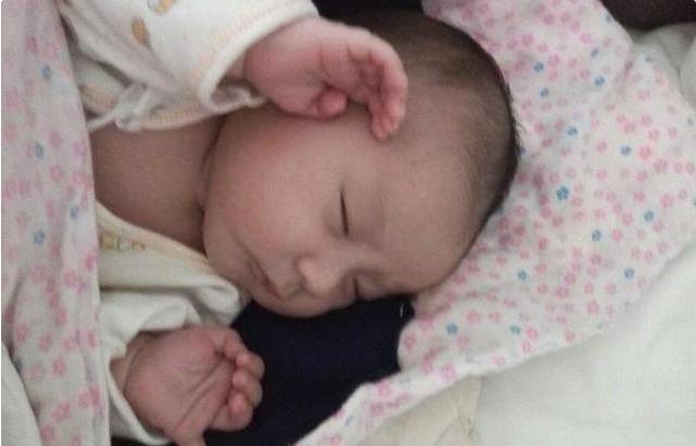 宝宝睡觉一惊一乍被吓到怎么办,宝宝睡着一惊一乍是受惊吓了吗