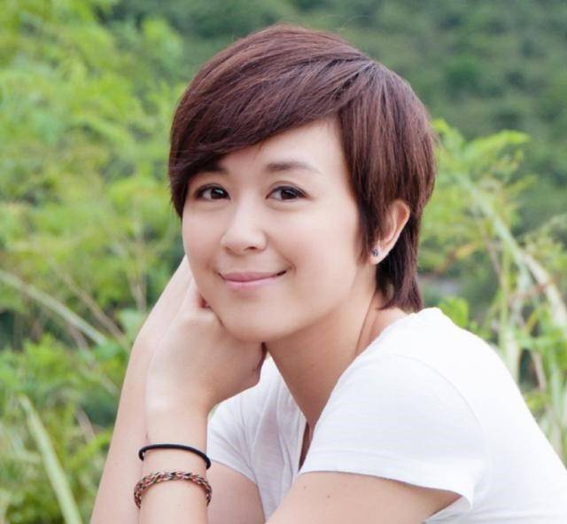 歌迷晒和黄家驹合照,tvb黄贯中采访谈黄家驹完整