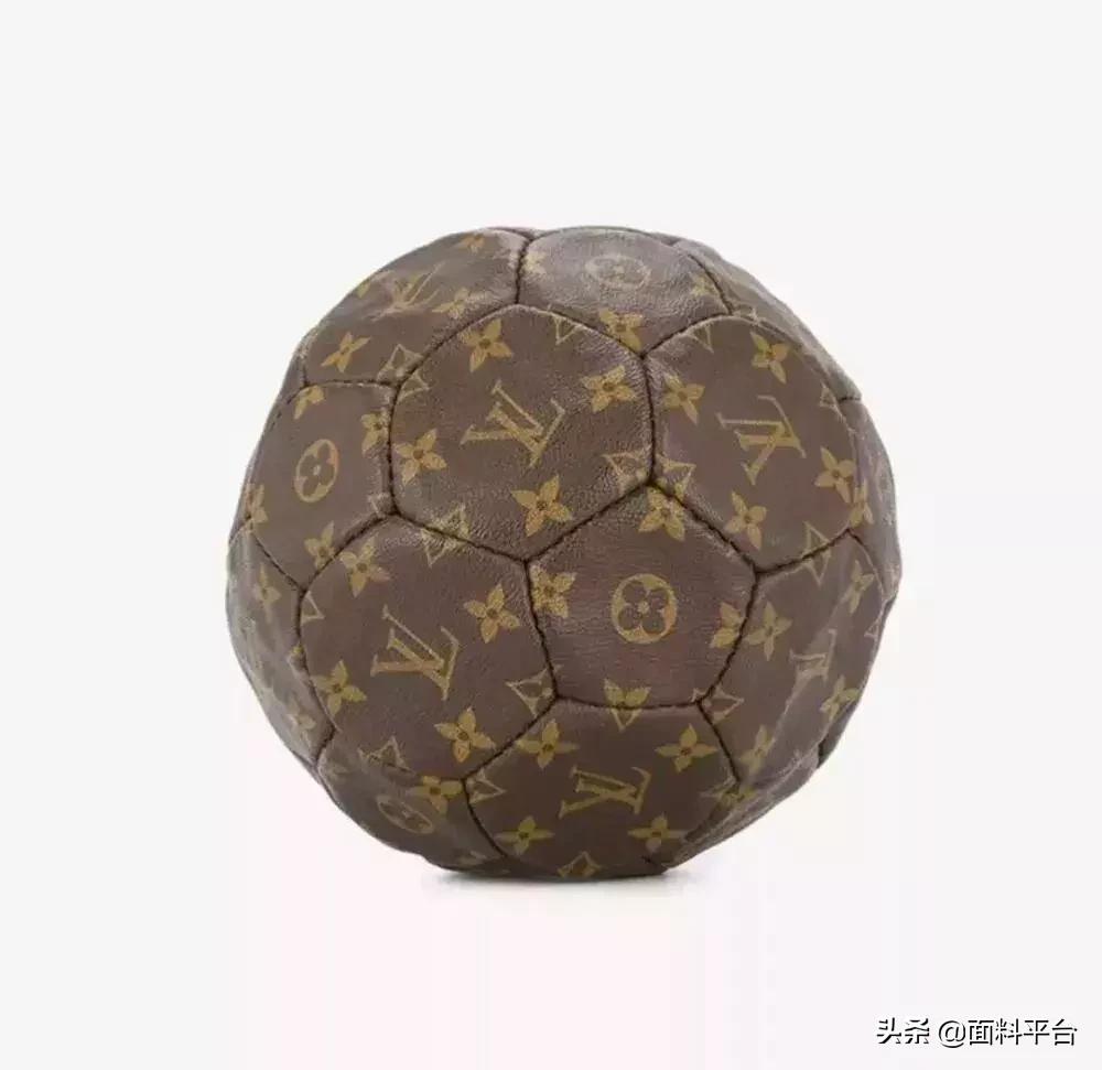 辣眼睛：“露奶衫”火了？一件4000元遭哄抢！太骚了