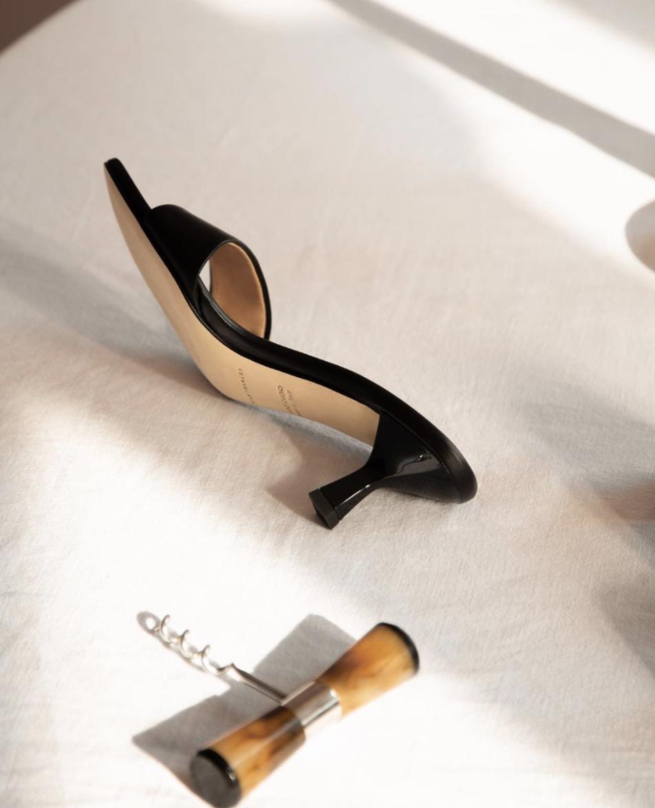 夏季时尚御姐凉鞋穿搭,气质牛皮凉鞋怎么搭配裤子