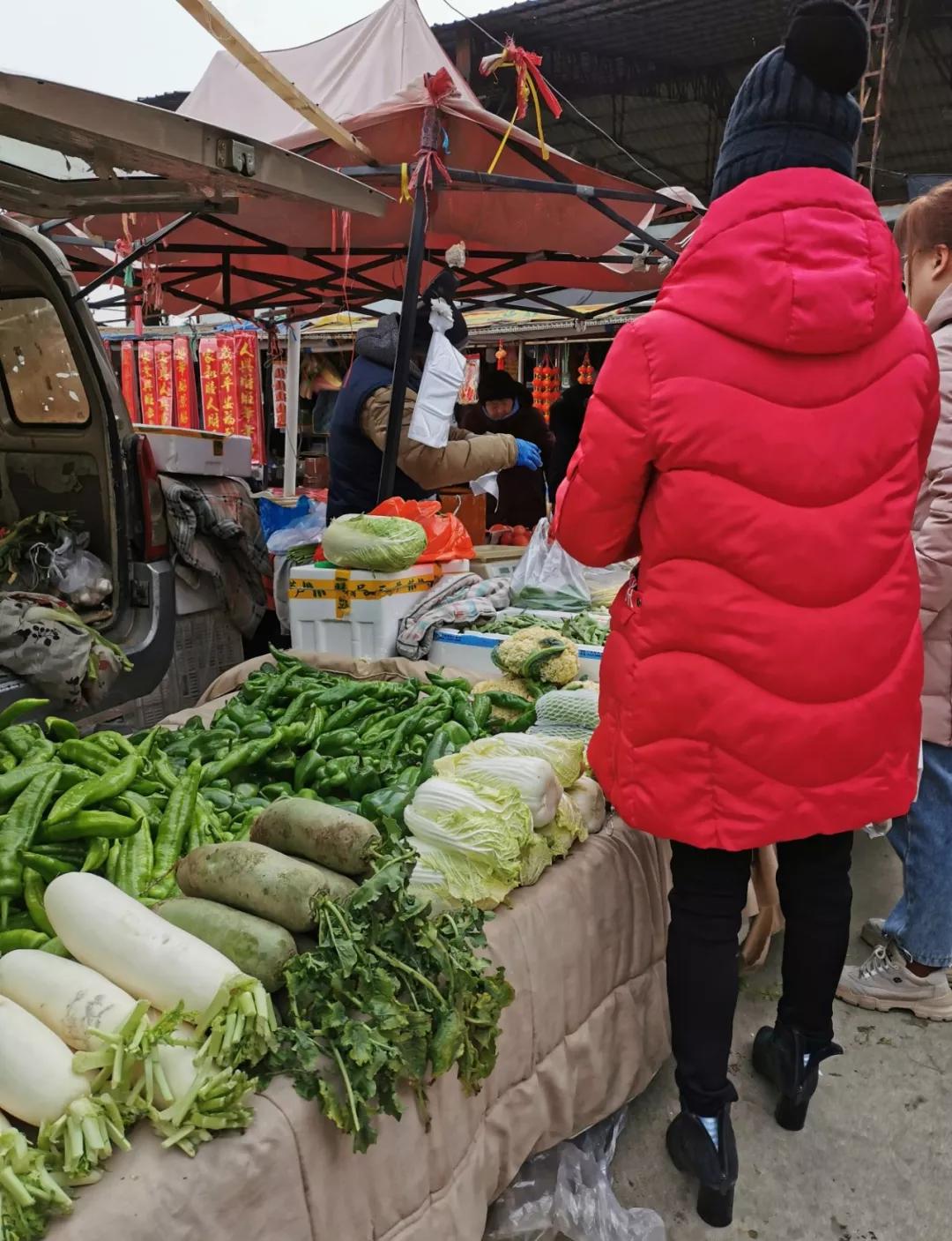单亲妈妈不幸患白血病事件,与白血病抗争8年的女孩