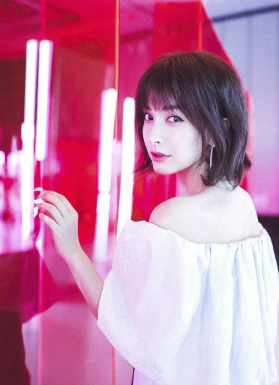 今年流行什么发型丸子头好看,教你一款洋气的丸子头发型