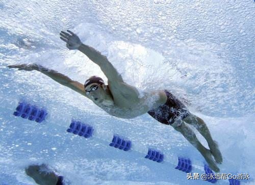 “教练，为啥我蝶泳屁股露不出水面？”“来，给你分析几个原因”
