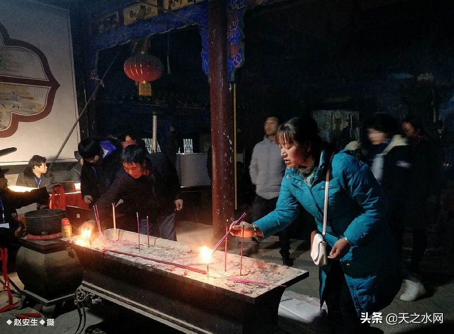 甘肃天水数万民众“上九朝观”祈福纳祥争烧头柱香!(组图)